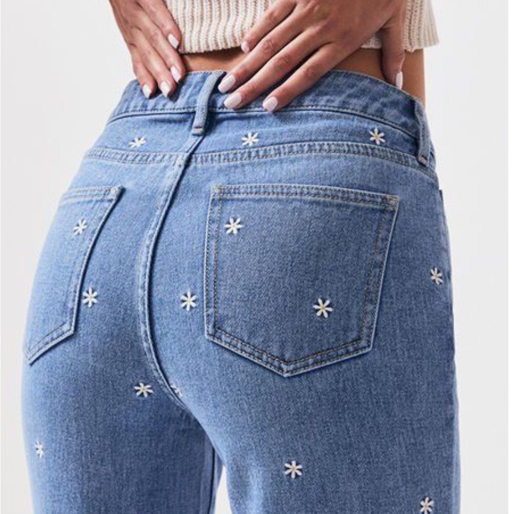 PacSun High Rise Moms Jeans Daisy detail